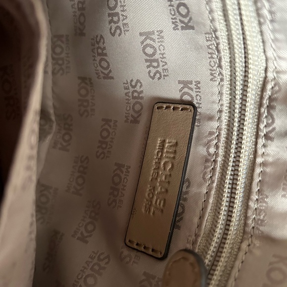 Michael Kors Quilted Leather Sloan Handbag. - Picture 6 of 12